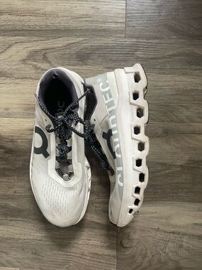 Womens On Cloud Monsters, Size 8.5